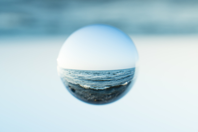 丸い水滴の静止画像