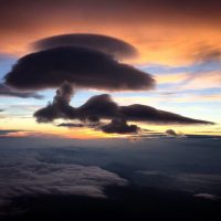 富士山の頂上から見える空と珍しい形の雲