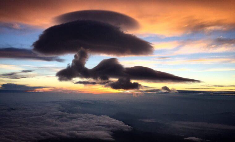富士山の頂上から見える空と珍しい形の雲