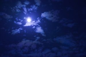 雲間で光る満月