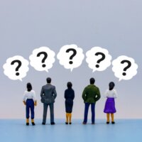 みんなの疑問を表す後ろ姿のイメージ画像